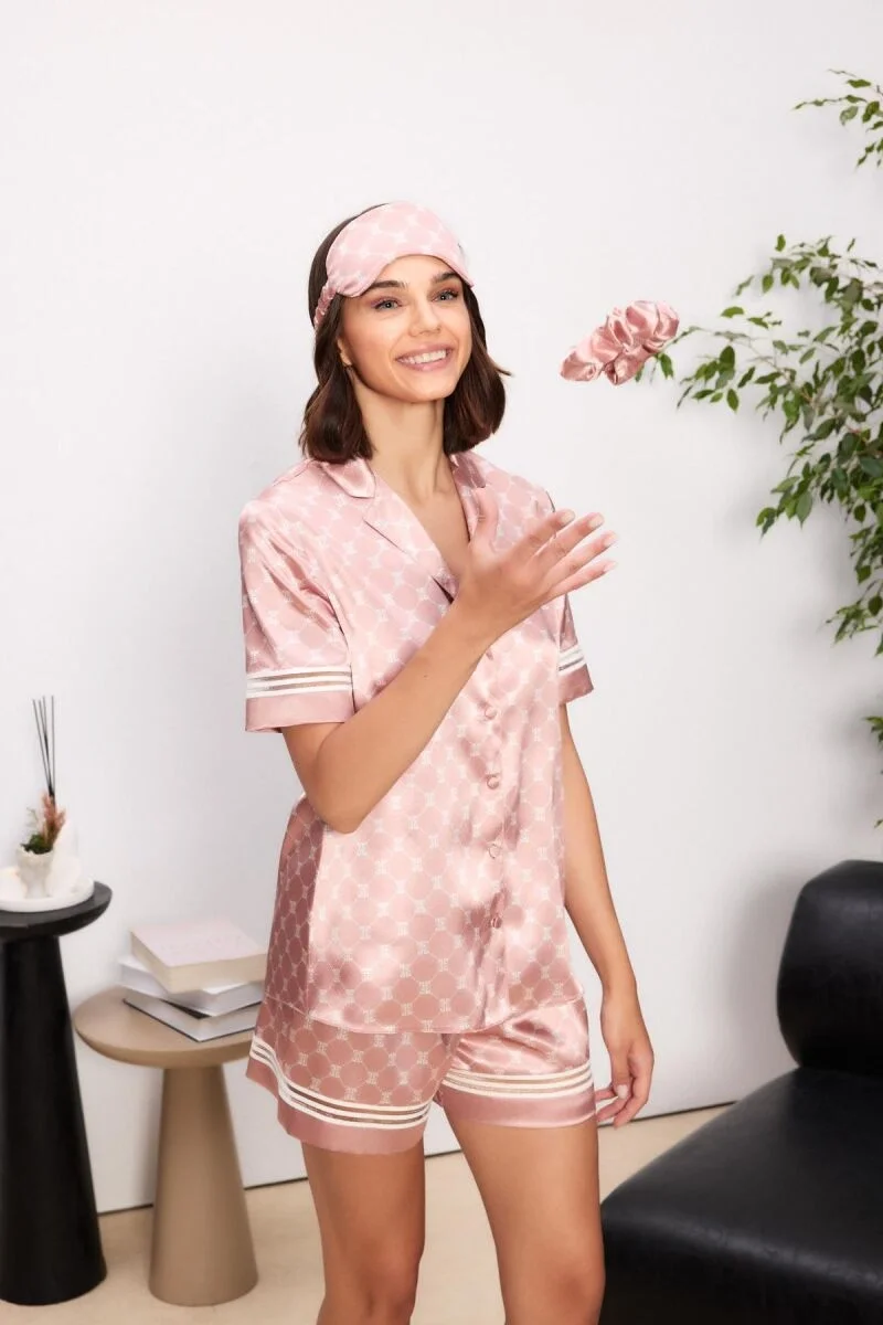Pierre Cardin marka saten biyeli kadın pijama seti, 1325 Brandy rengi, şort ve bluz takımı, modern ev içi stil