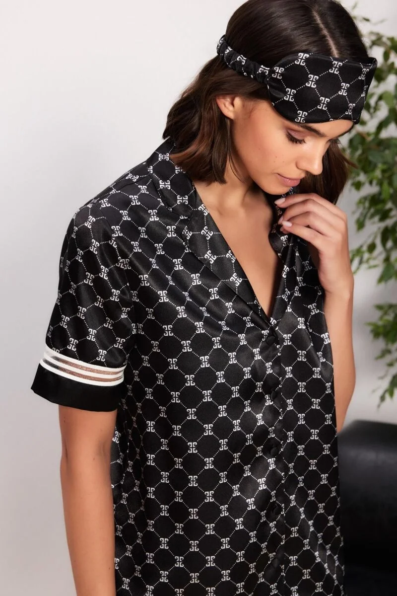 Saten biyeli siyah pijama takımını giyen kadın, Pierre Cardin markası, şort ve gömlek seti, modern iç giyim stili