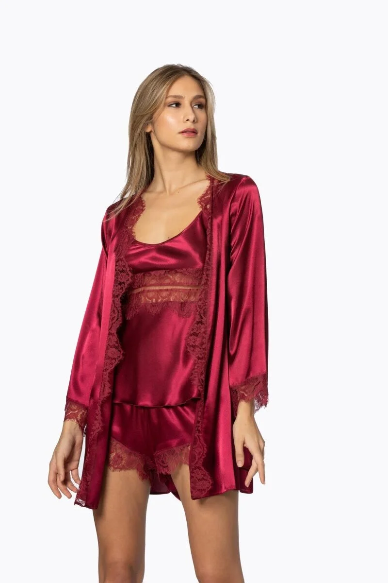 Bordo saten dantelli 3'lü kadın sabahlık takım, Pierre Cardin marka pijama seti, dantel detaylı kıyafet, beyaz arka plan