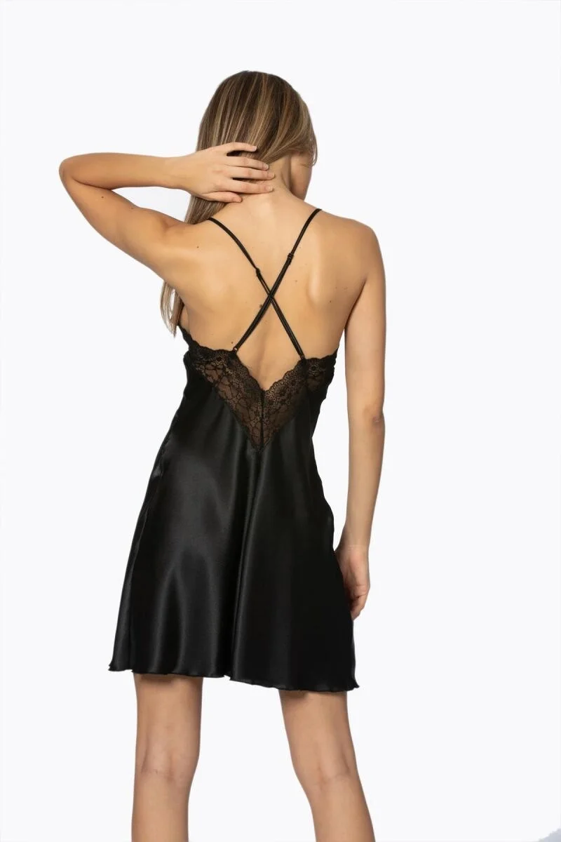Saten dantelli siyah kadın gecelik, Pierre Cardin markası, dantel detaylı, model ön ve yan görünümü, beyaz arka plan