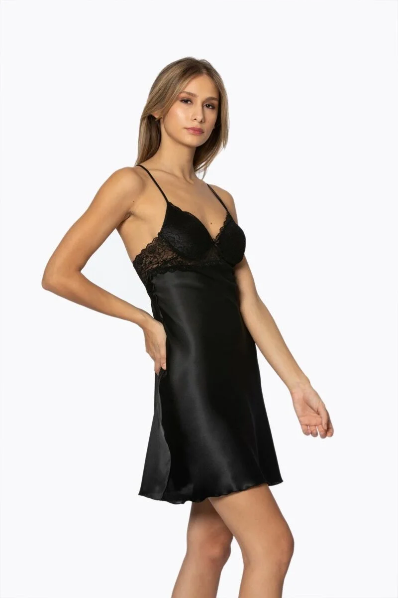 Gecelerin En Zarif Hali: Siyah Saten ve Dantelin Büyüleyici Uyumu