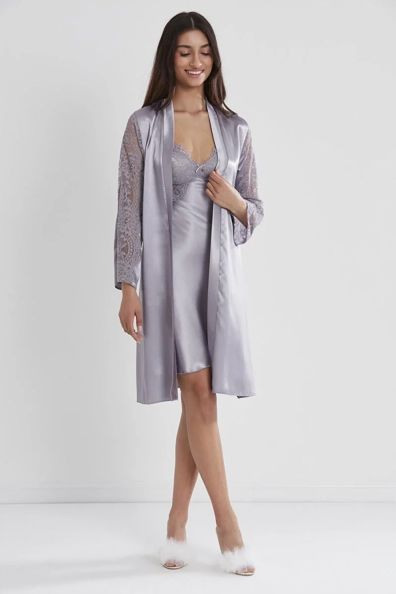 Lavender satin dantelli kadın gecelik ve sabahlık takım, Pierre Cardin markası, dantel detaylı, bel bandlı, rahat ve lüks