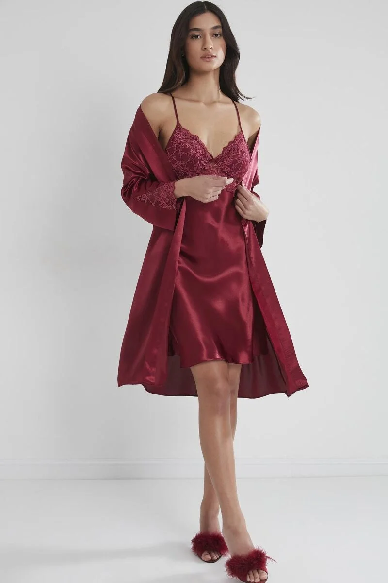 Bordo saten dantelli kadın gecelik ve sabahlık takımı, Pierre Cardin markası, dantel detaylı, belde bağlanabilir, zarif model