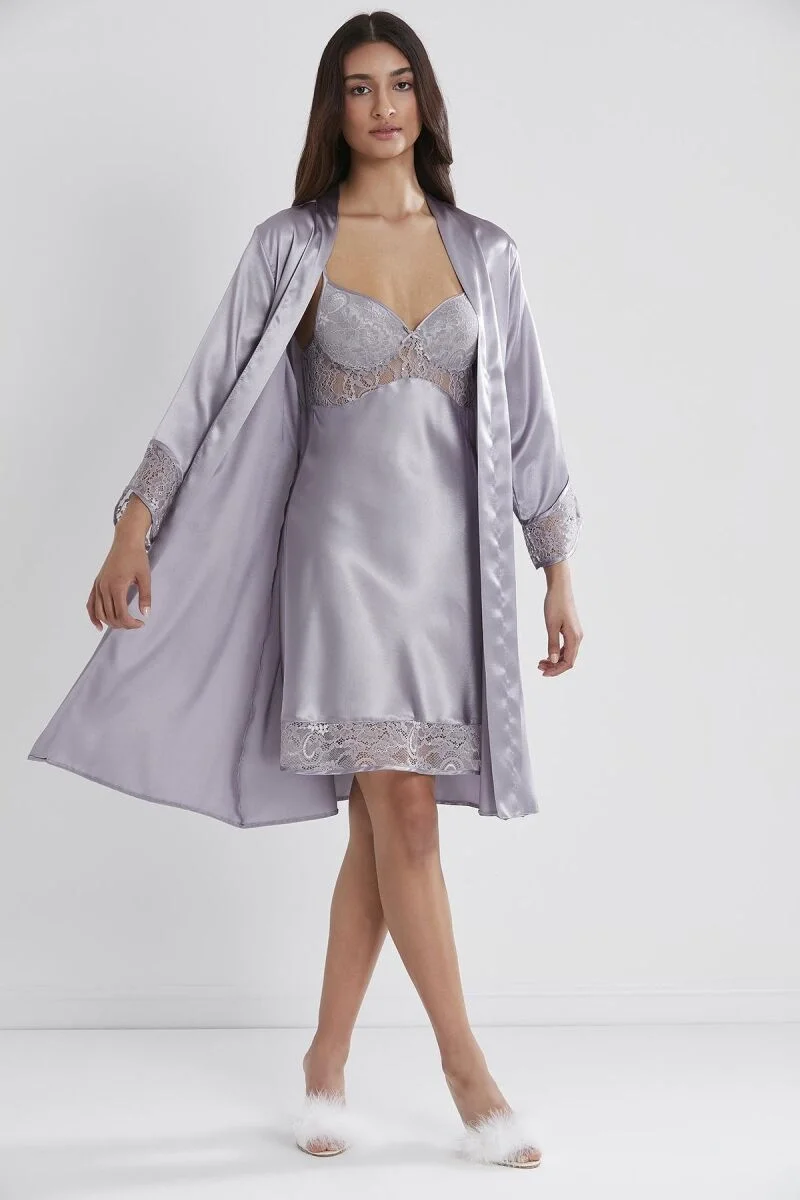 Lavender satin dantelli kadın gecelik ve sabahlık takımı, Pierre Cardin markası, zarif dantel detaylı, kıyafet ön ve yan görünümü