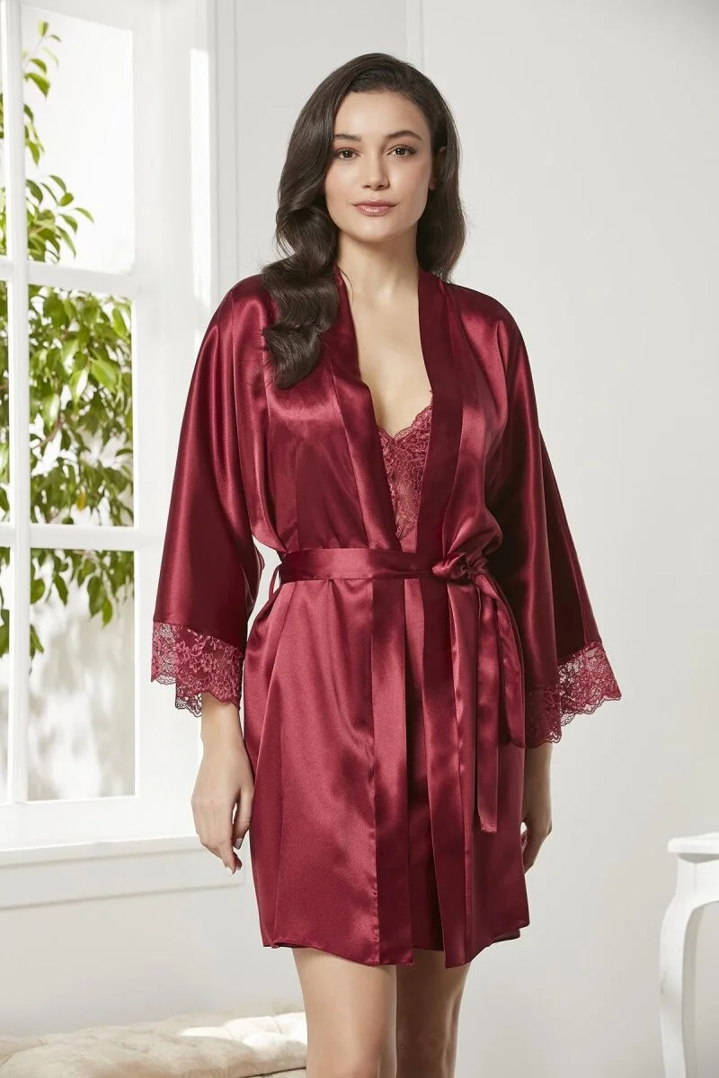 Bordo saten dantelli kadın gecelik ve sabahlık takımı, Pierre Cardin markası, dantel detaylı, uzun kollu ceket ve iç çamaşırı