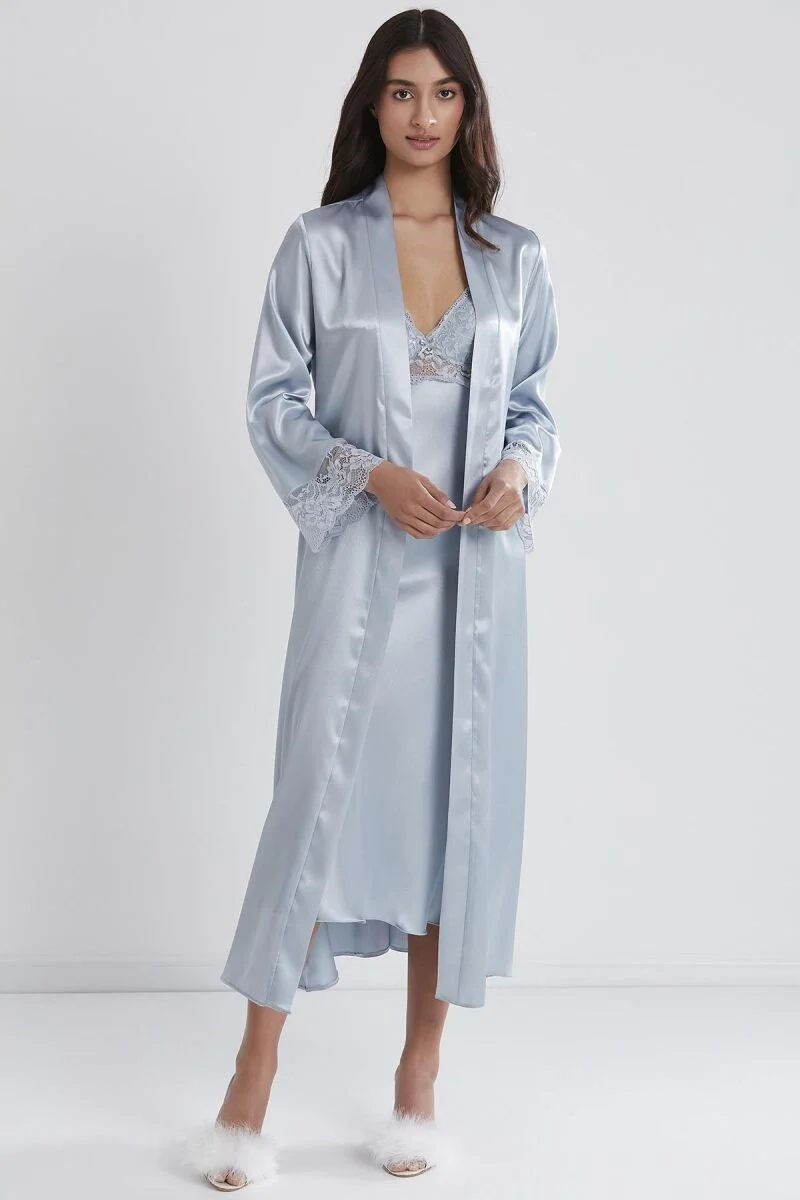 Mist rengi saten dantelli kadın gecelik ve sabahlık takımı, Pierre Cardin markası, dantel detaylı, uzun kollu ceket ve iç çamaşırı