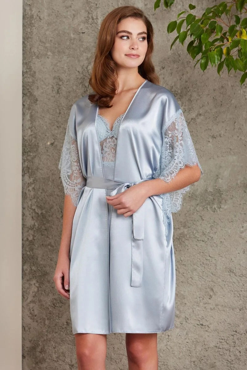 Mist rengi saten dantelli kadın gecelik ve sabahlık takımı, Pierre Cardin markası, dantel detaylı, belde bağlamalı, doğal ışıkta model pozisyonu