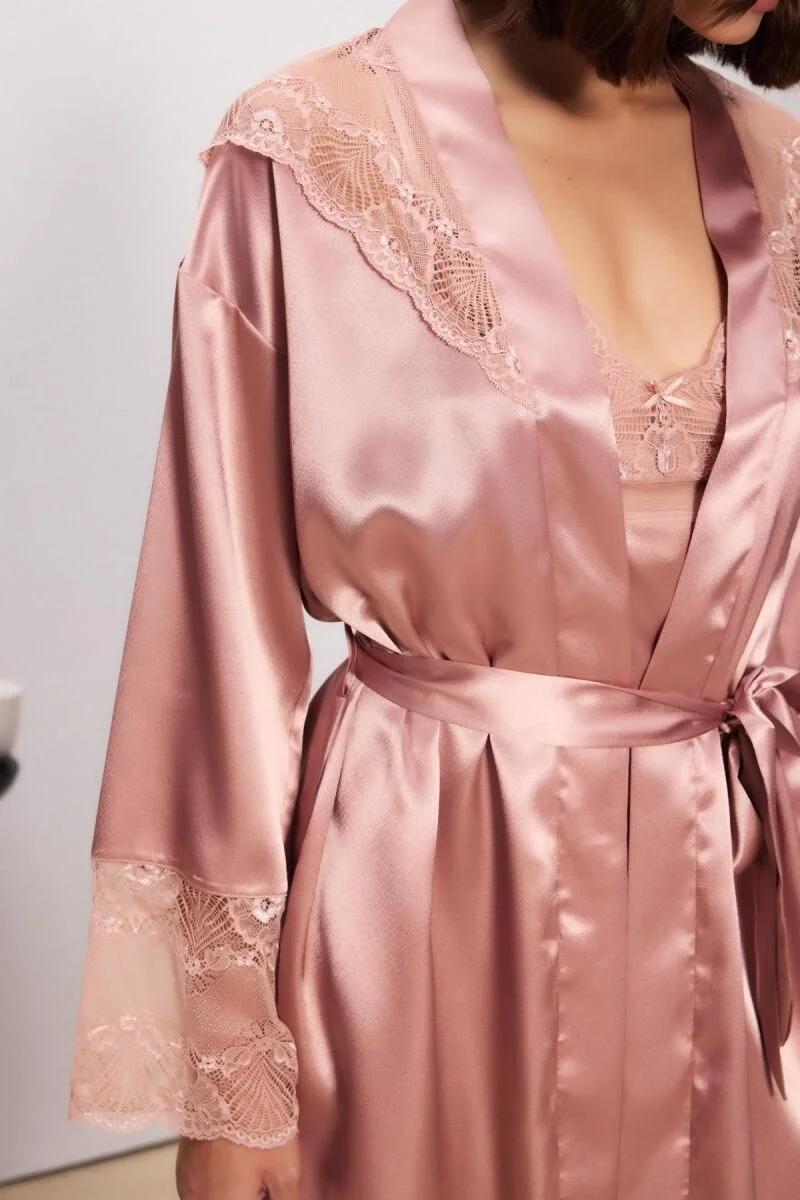 Pierre Cardin marka bronz rengi saten dantelli kadın gecelik ve sabahlık takımı, dantel detaylı, model ön görünüm