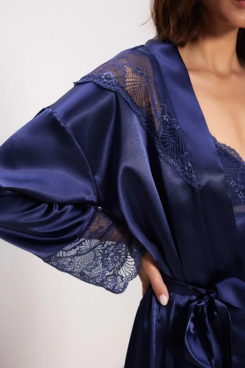 Lacivert saten dantelli kadın gecelik ve sabahlık takımı, Pierre Cardin markası, dantel detaylı, kemerli, kıyafet seti
