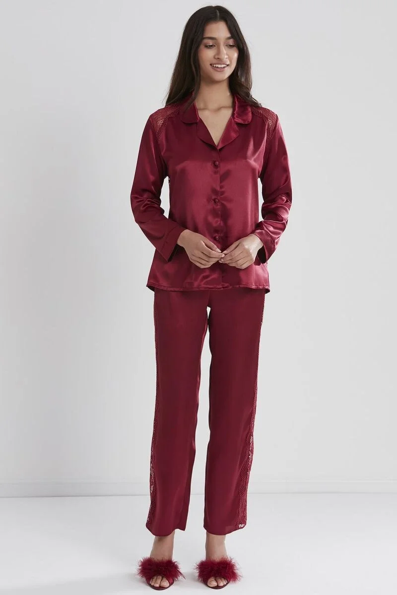 Bordo saten dantelli kadın pijama takımı, Pierre Cardin markası, dantel detaylı uzun kollu bluz ve pantolon, kadın iç giyim