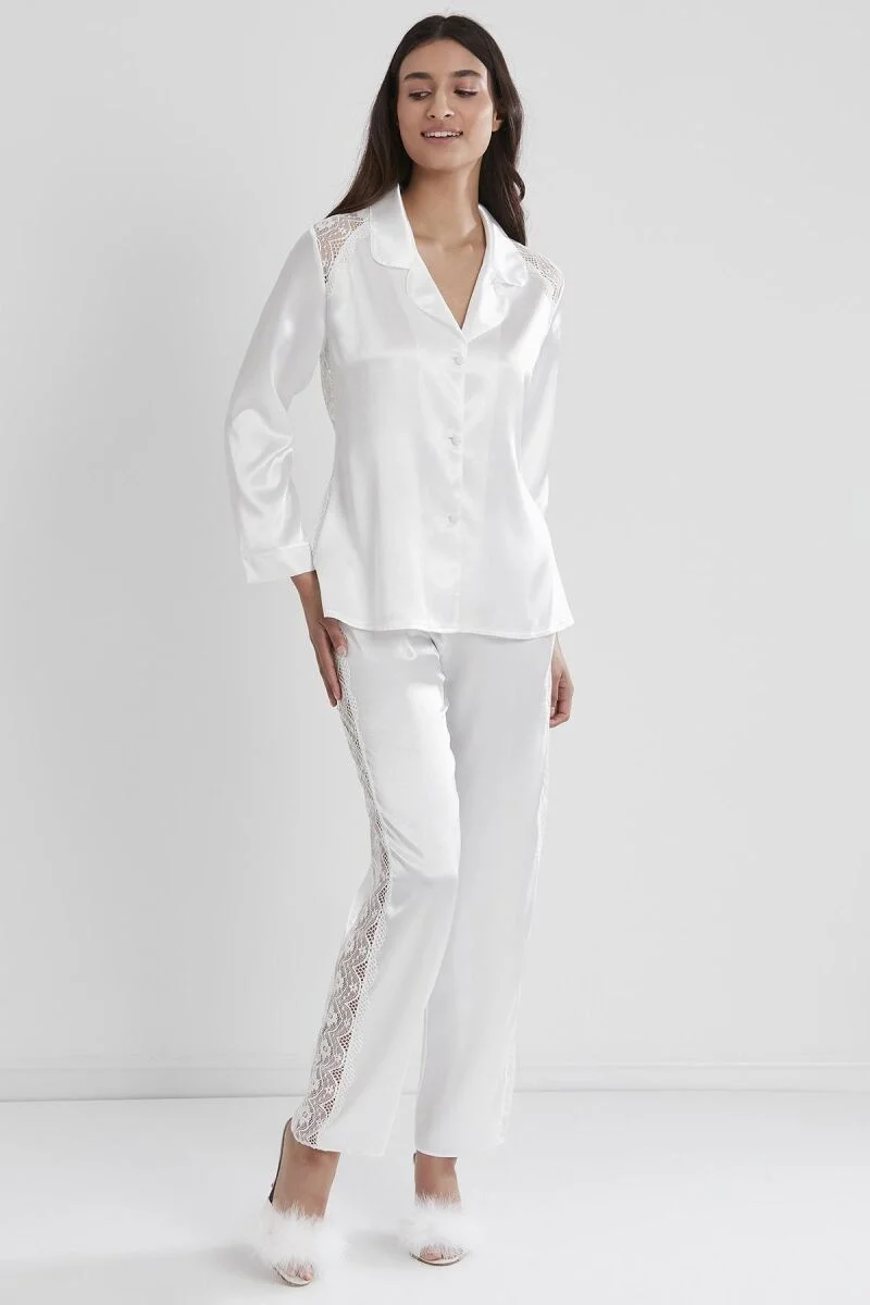 Saten dantelli kadın pijama takımı, Pierre Cardin markası, beyaz renk, dantel detaylı, rahat model, kadın iç giyim