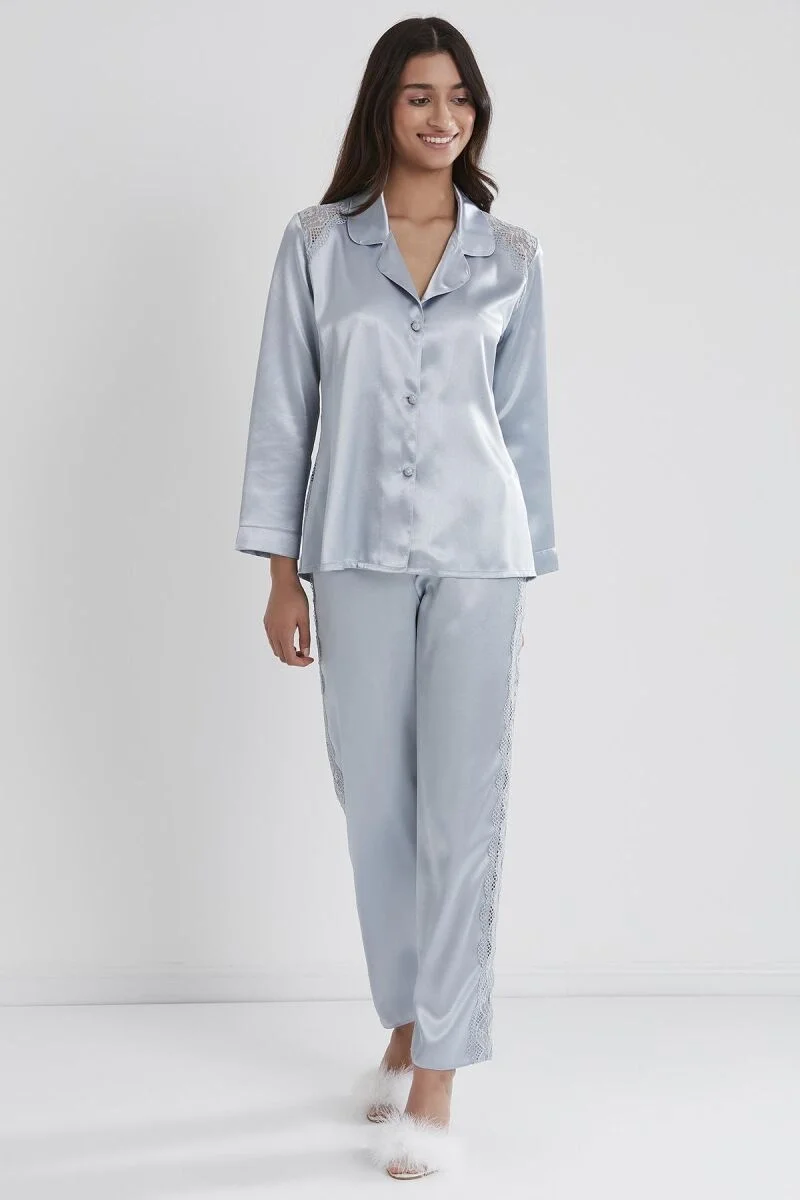 Saten dantelli kadın pijama takımı, Pierre Cardin markası, 1438 Mist rengi, dantel detaylı bluz ve pantolon, rahat ve lüks iç giyim