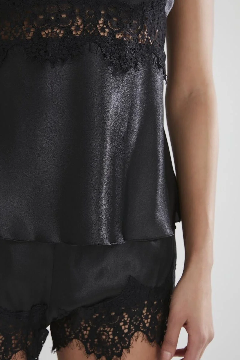 Saten dantelli siyah babydoll takım elbise, Pierre Cardin marka kadın iç giyim, dantel detaylı üst ve kısa pantolon