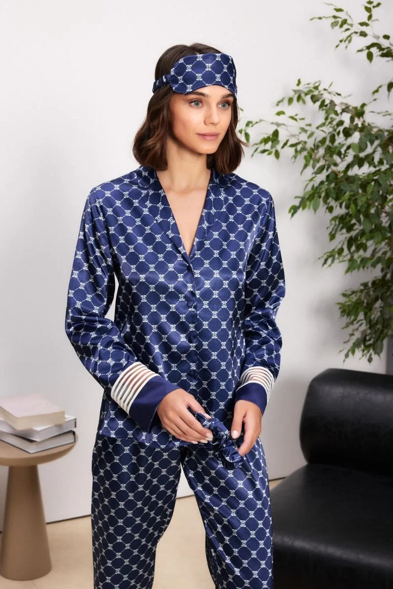 Lacivert desenli saten pijama takımı, Pierre Cardin marka kadın pijama, uzun kollu ceket ve pantolon, modern yatak odası stilinde