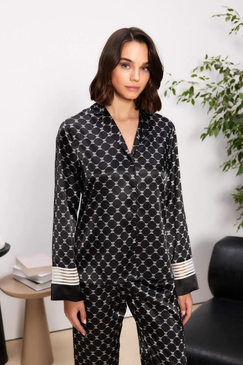 Saten kadın pijama takımı, siyah beyaz desenli, Pierre Cardin markası, uzun kollu gömlek ve pantolon, rahat uyku giyimi