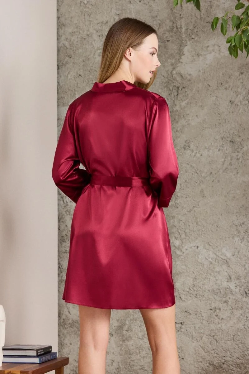 Pierre Cardin marka bordo saten kadın sabahlık, kemerli, yarım uzun kollu, günlük ve gecelik kullanıma uygun