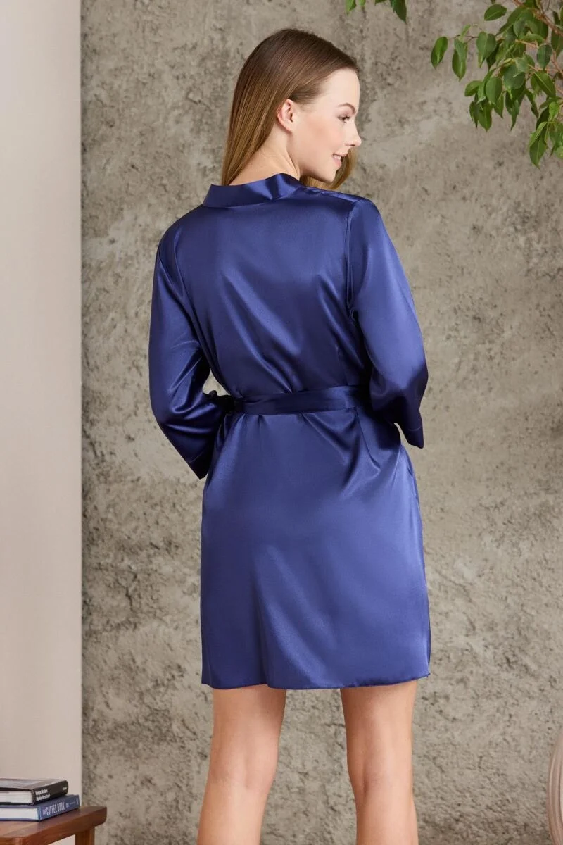 Lacivert saten kadın sabahlık, Pierre Cardin markası, belde bağlamalı, klasik yaka, gece ve sabahlık giyim için