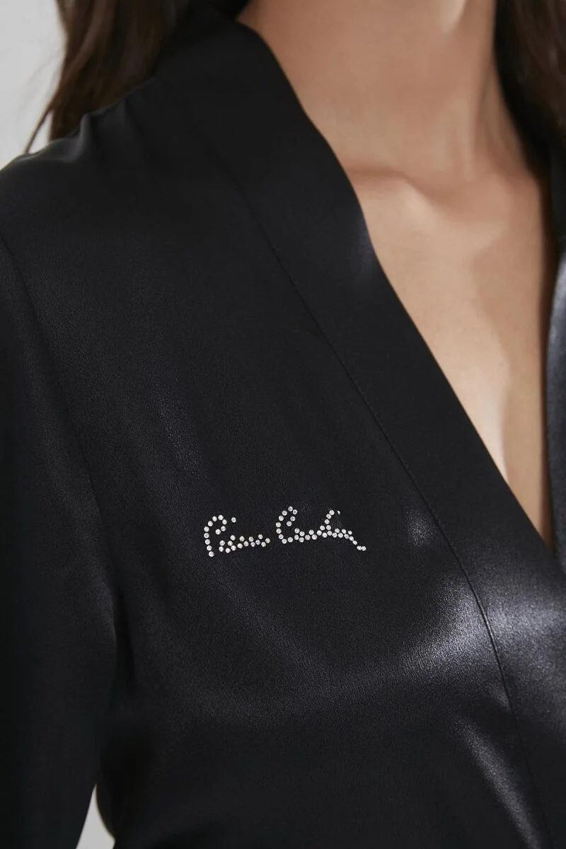 Saten kadın sabahlık, Pierre Cardin markası, siyah, beli bağlamalı, kolları üçteki, görsel ürün detayları