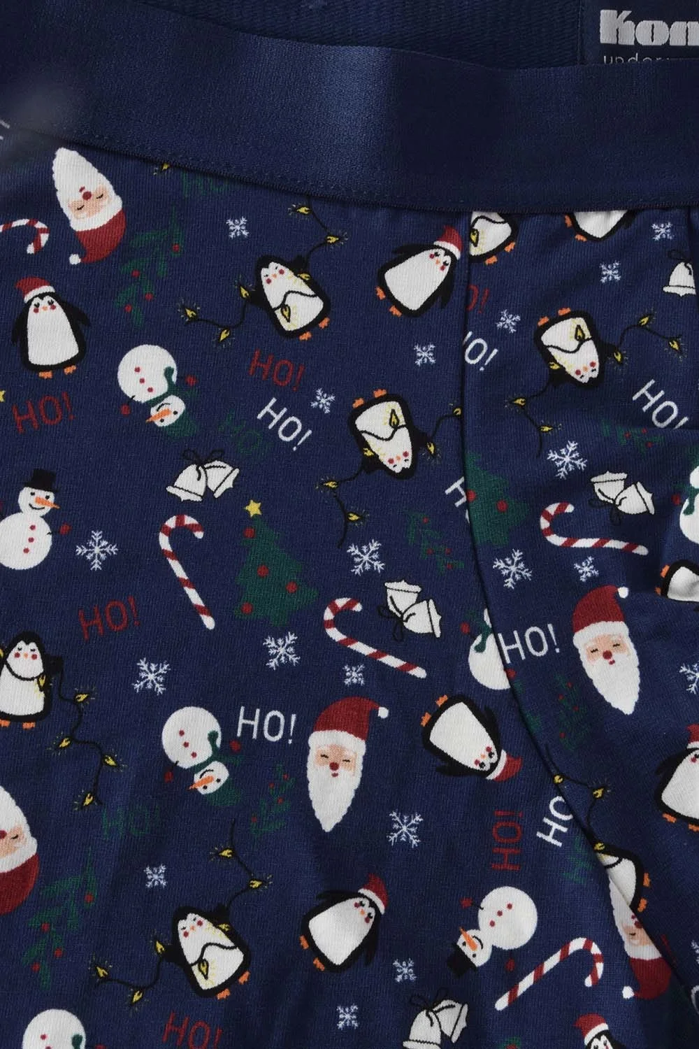 Koyu mavi desenli erkek boxer, Noel temalı pinguin ve Santa motifleri, kom markası, ön görünüm, erkek iç giyim