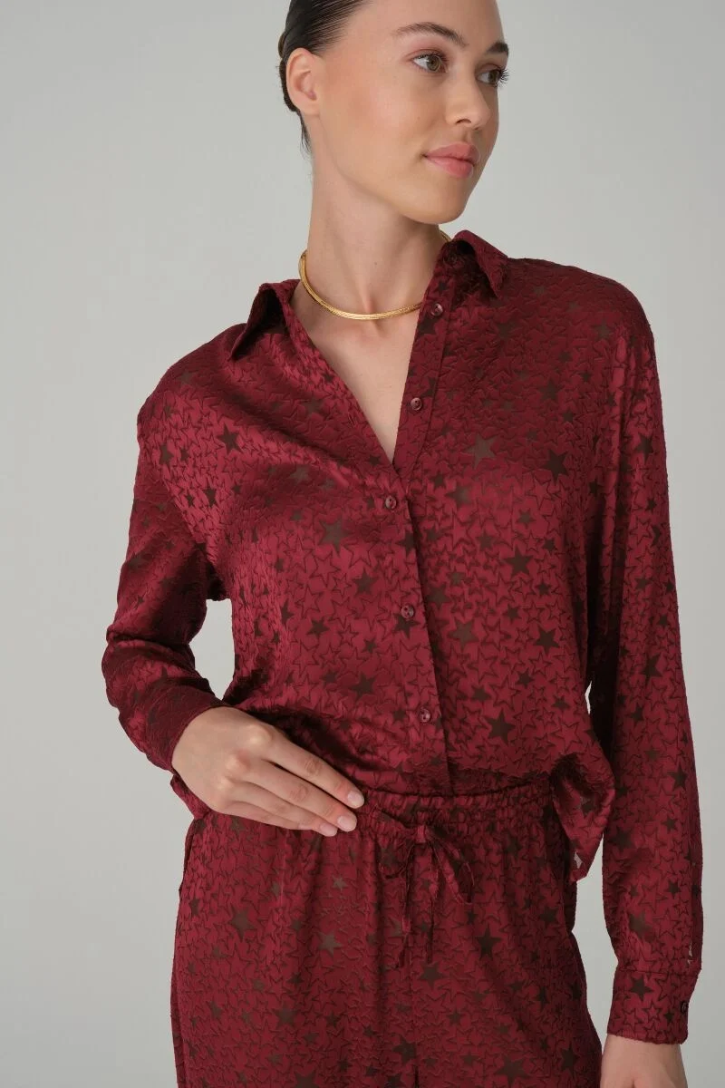 Vegan İpek Saten Pijama Takımı, bordo renk, yıldız desenli, Pierre Cardin markası, kadın pijama takımını gösteren profil görünüm