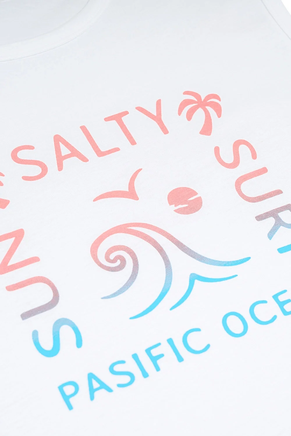 Baskılı beyaz sıfır kol deniz atleti, 'SALTY SUN SURF' deseni, kom markası, yazlık spor giyimi