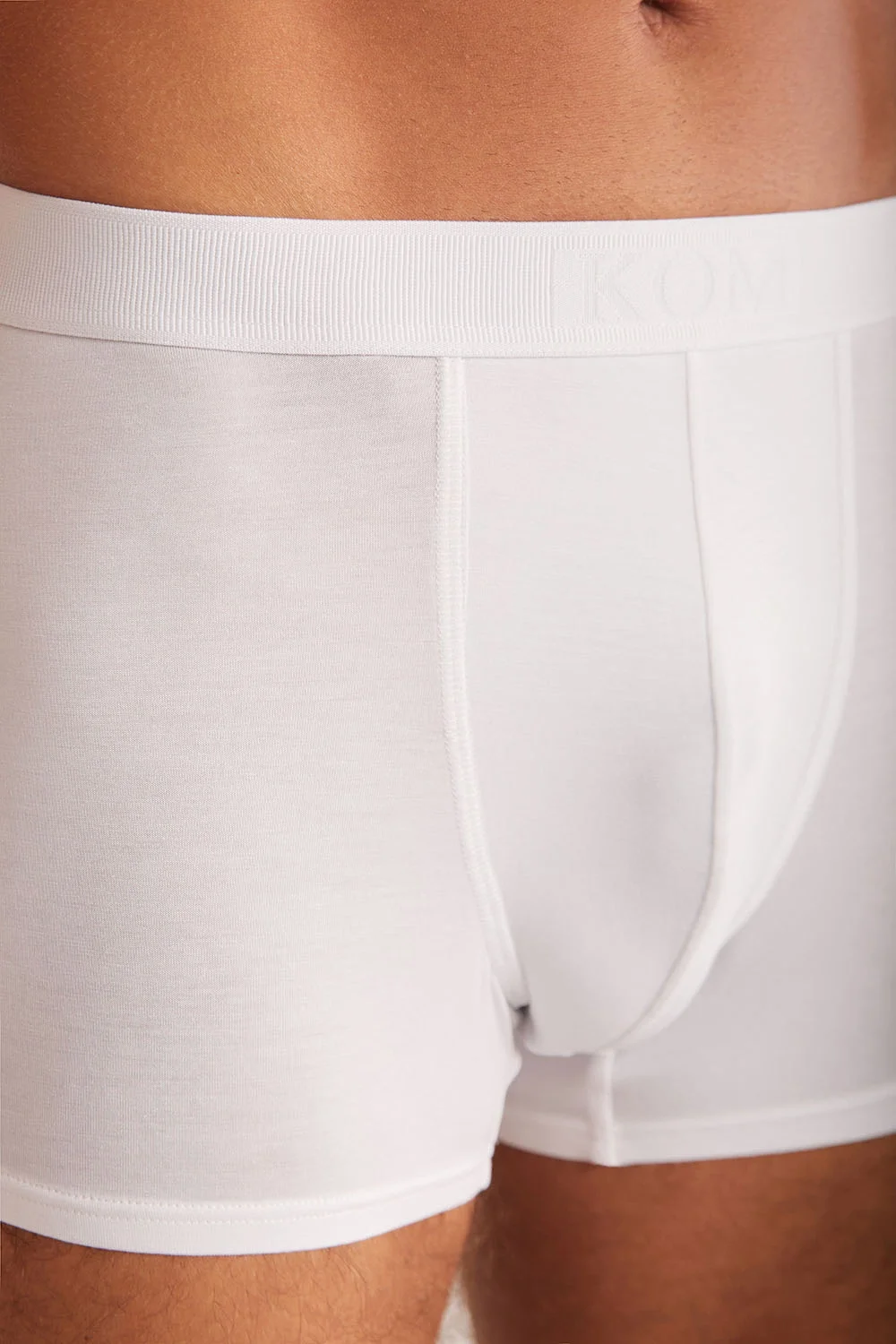 Troy Mikro Modal 2li Erkek Boxer, beyaz, kom markası, erkek iç giyim, model ön görünüm, rahat ve modern tasarım