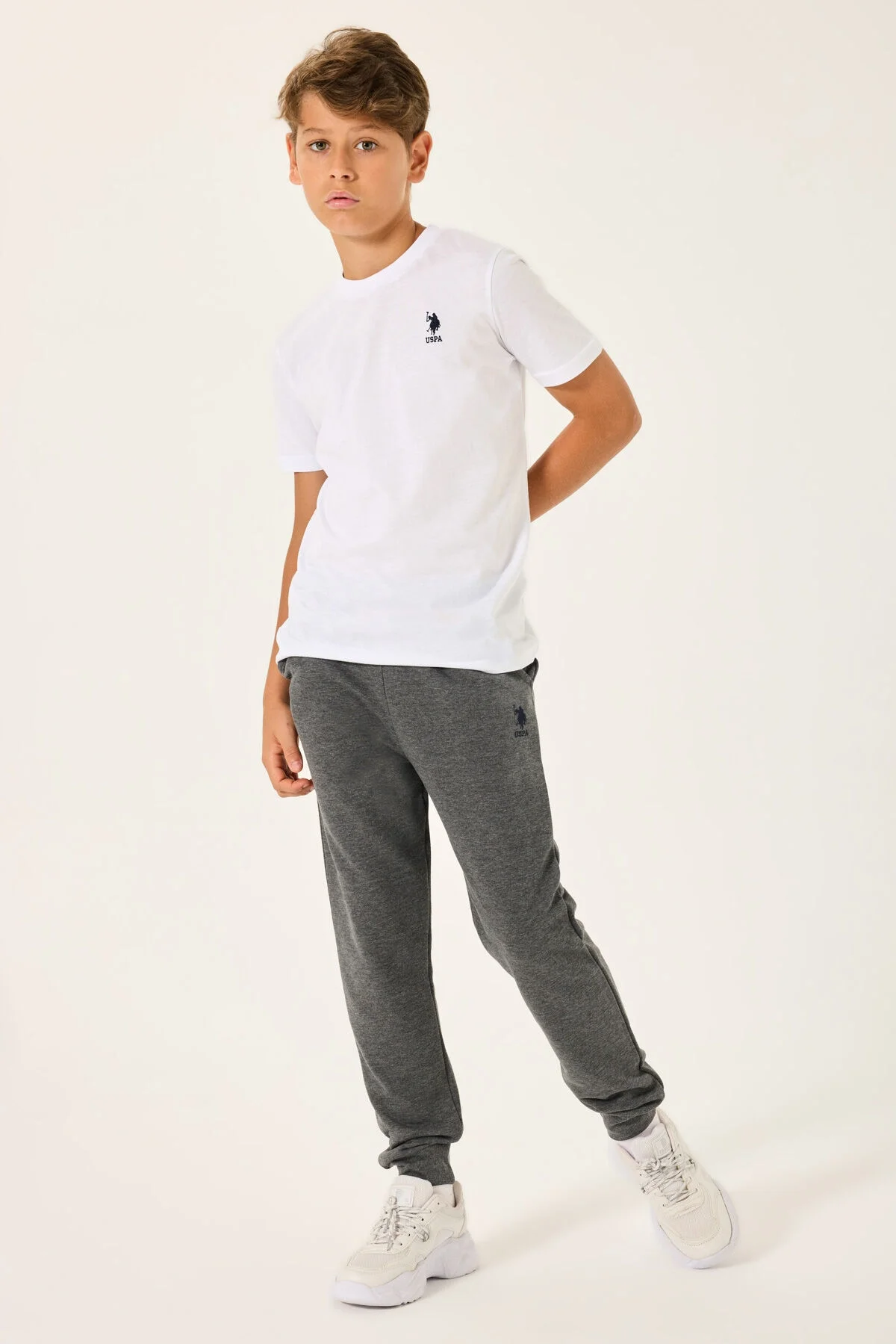 Krem renkli U.S Polo Assn çocuk erkek eşofman takım, beyaz tişört ve gri jogger, marka logosu, erkek çocuk giyim