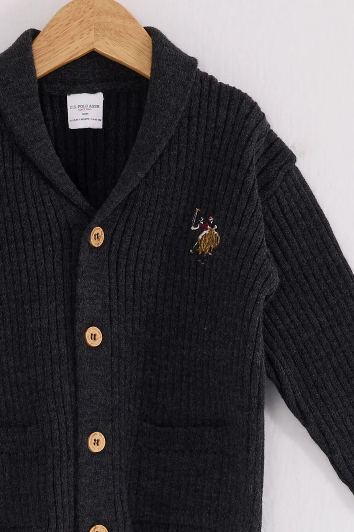 Antrasit renkli U.S. Polo Assn erkek bebek hırkası, koyu tonlu kazak, ön düğmeli, kolları uzun, göğüs üzerinde marka logosu