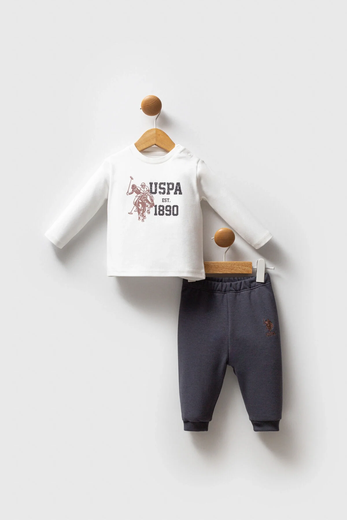 Antrasit renkli U.S. Polo Assn erkek bebek takım elbette, kapüşonlu ceket ve pantolon, marka logosu ile detaylı tasarım