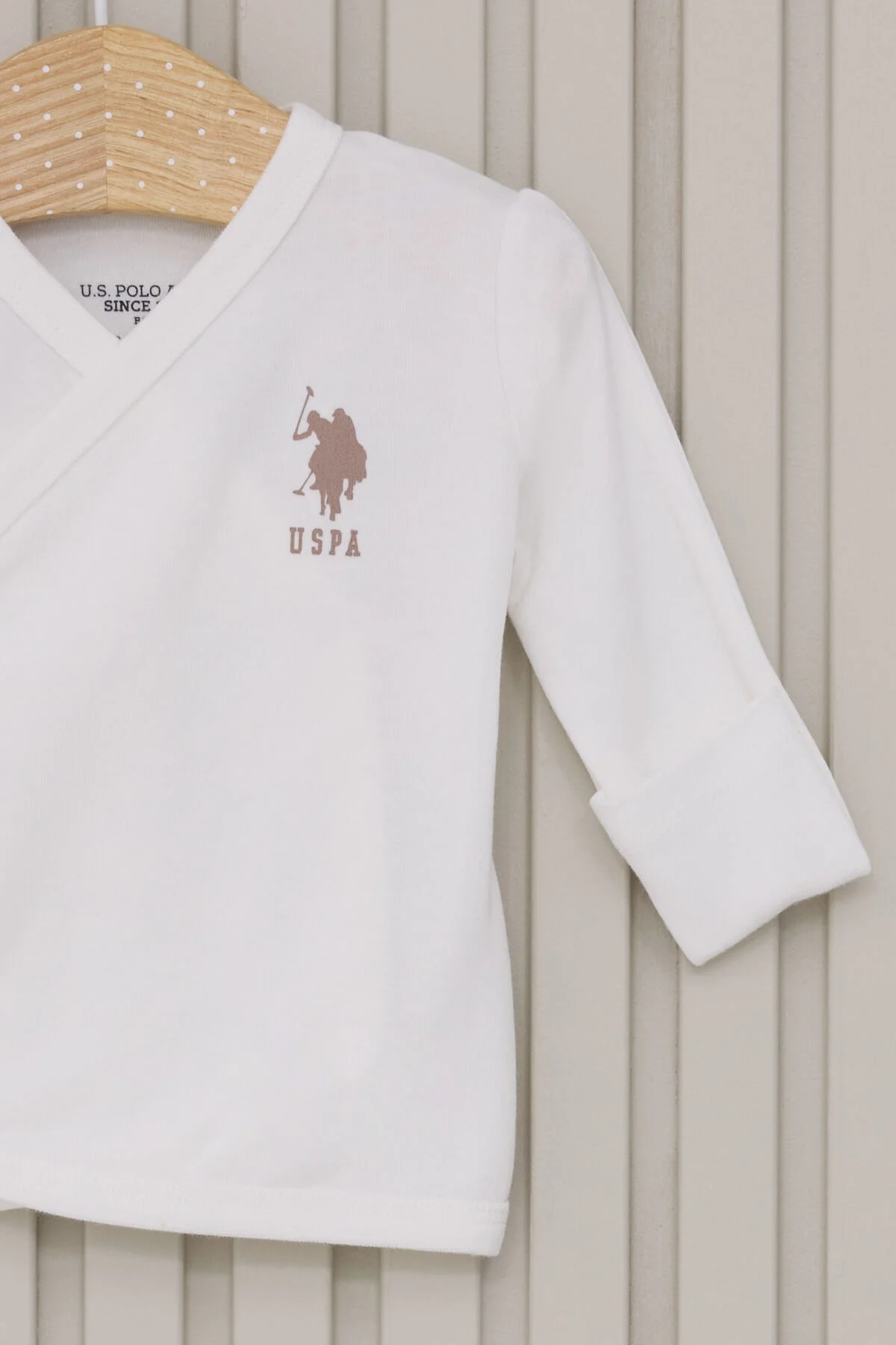 Beyaz U.S. Polo Assn bebek hastane çıkışı seti, kıyafet, şapka, yelek ve eldivenlerle tamamlandı, Arnetta markası