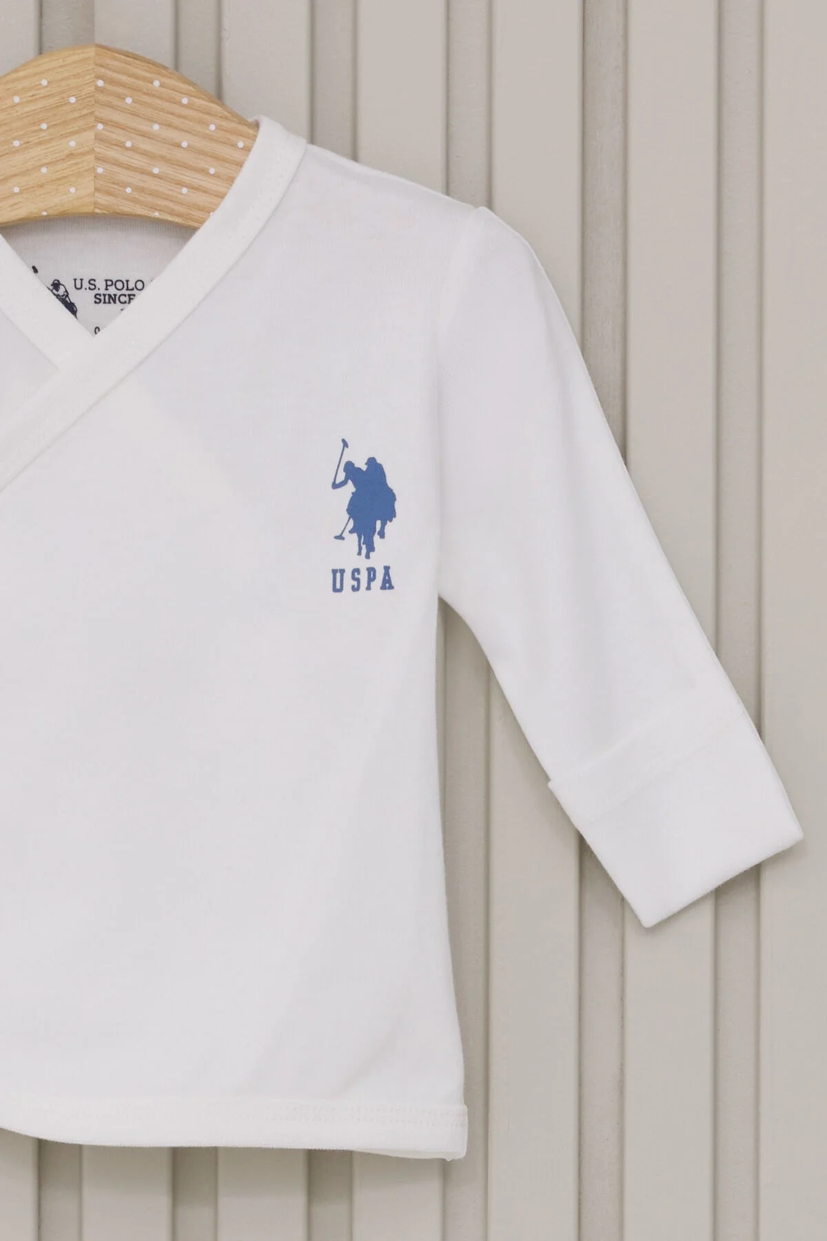 Beyaz U.S. Polo Assn bebek hastane çıkışı seti, kıyafet, şapka, yelek ve eldivenlerle tamamlayan 5 parçalı bebek giyim seti