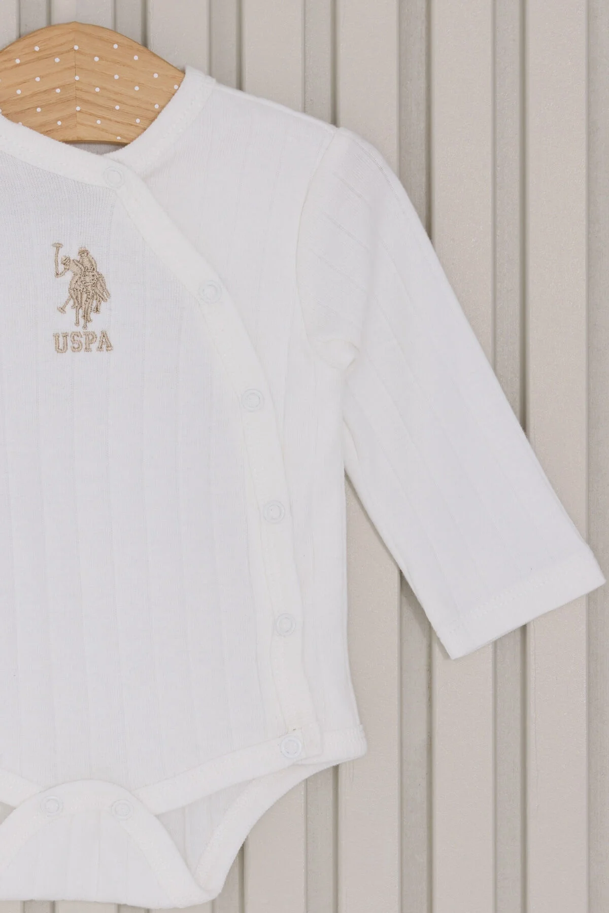 Beyaz U.S. Polo Assn bebek hastane çıkışı seti, uzun kollu ve ayaklık, altın logo, bebeğe uygun rahat iç giyim
