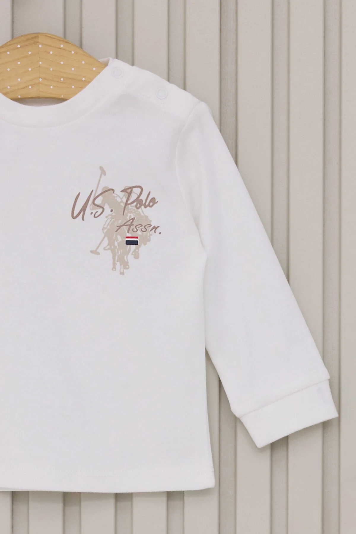 Beyaz U.S. Polo Assn bebek takım elbette, kahverengi çizgili pantolon ve uzun kollu üst, Arnetta markası