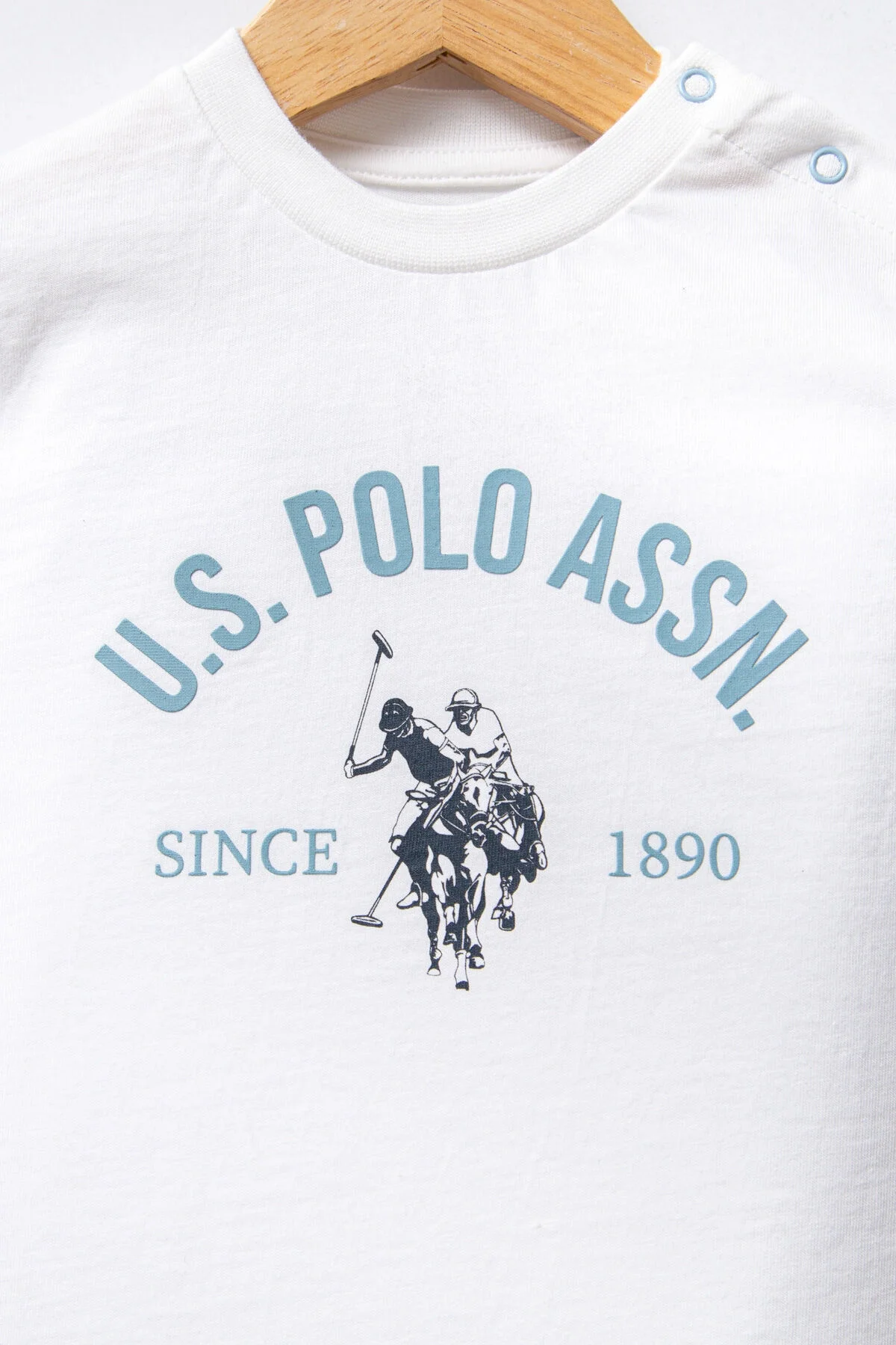 Beyaz U.S. Polo Assn bebek takım elbette, gömlek ve desenli şort, bebek giyim seti