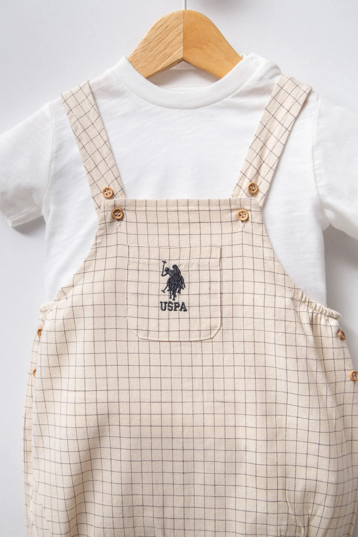 Beyaz gömlek ve krem renkli kareli overalls takımlı bebek giyim, U.S. Polo Assn markası, arnetta kategorisinde