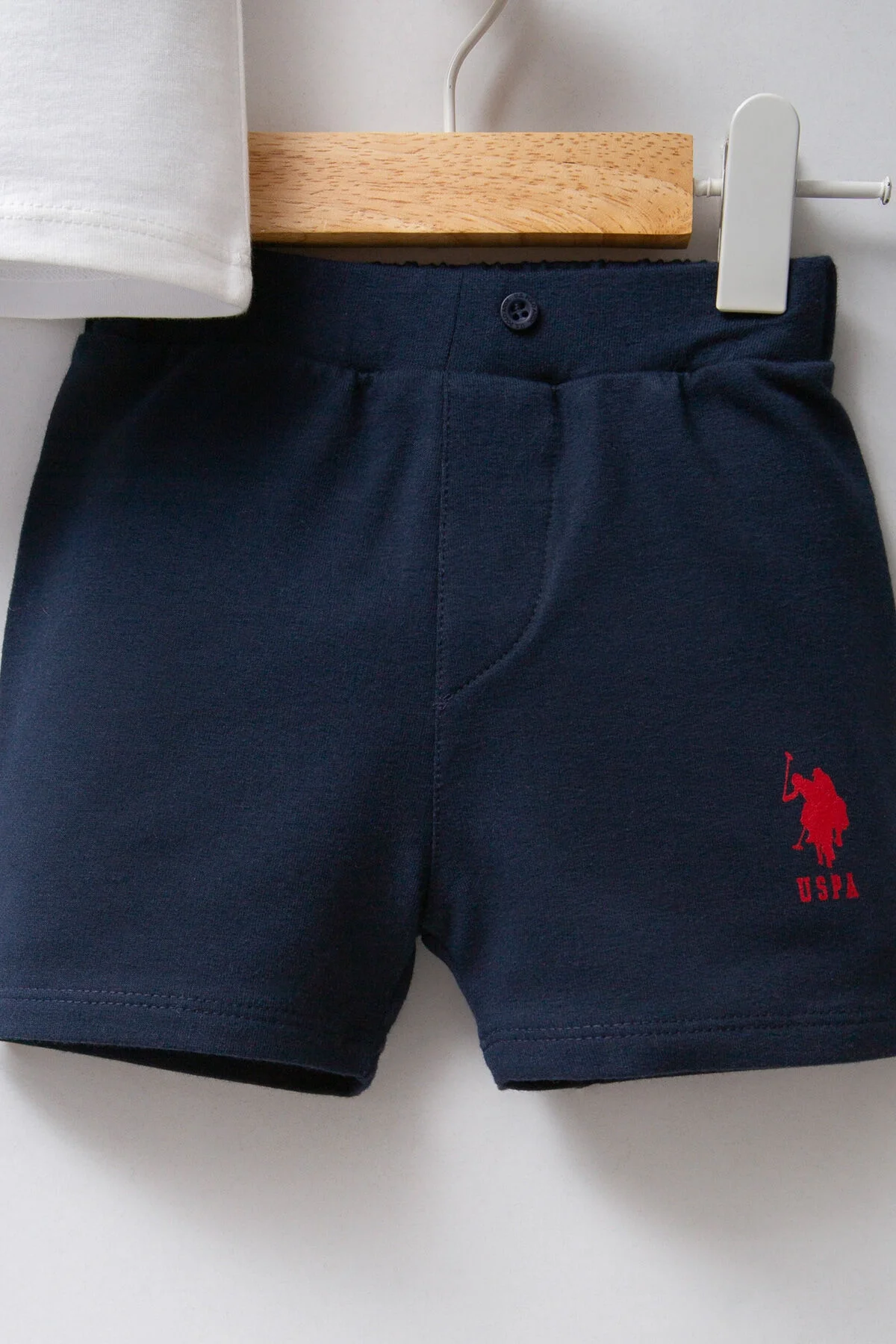 Beyaz U.S. Polo Assn bebek takım elbise, kırmızı logo ve mavi kısa pantolon, bebek giyim seti