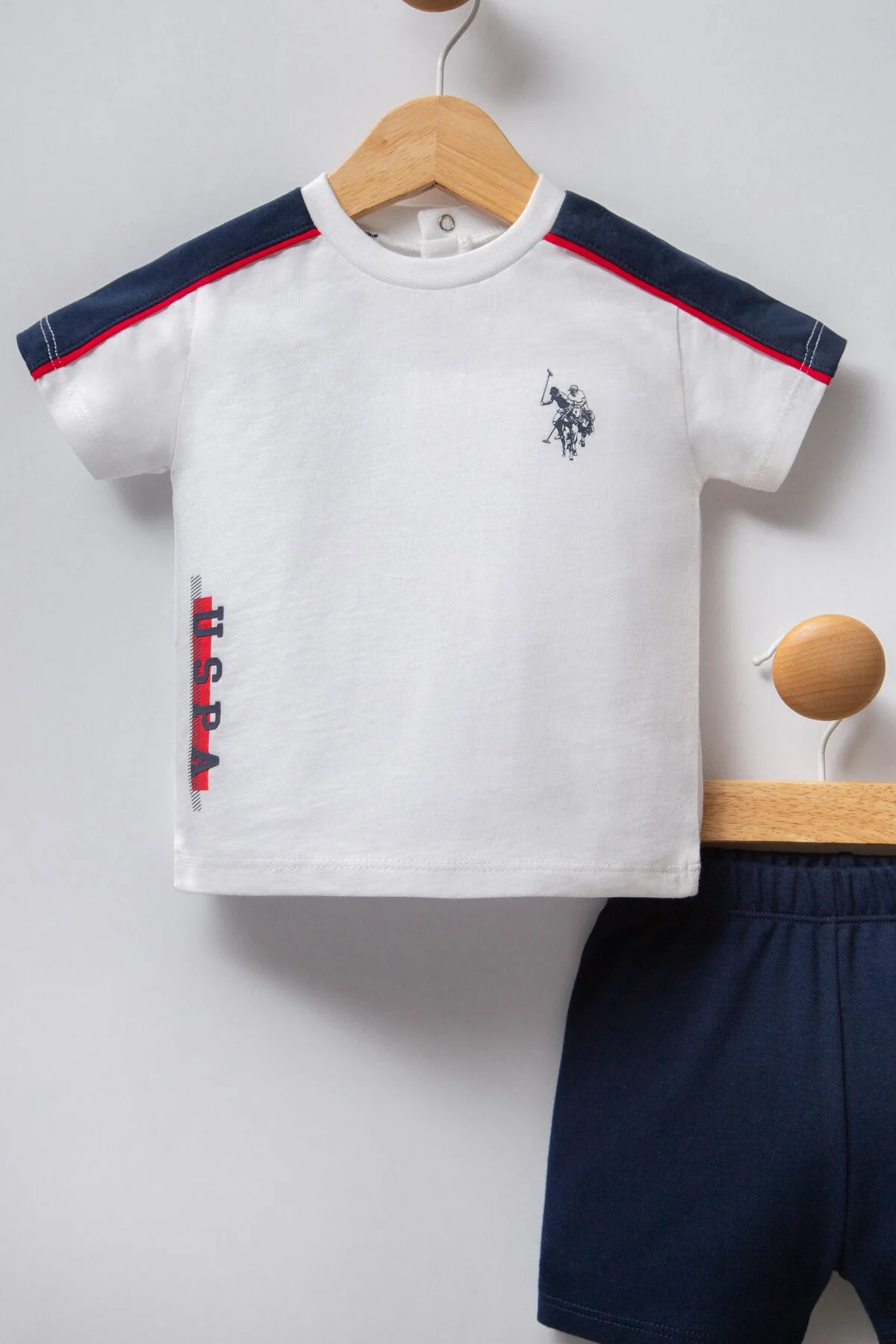 Beyaz ve mavi U.S. Polo Assn bebek takım elbise, kısa kollu tişört ve elbette kısa pantolon, bebek giyim seti