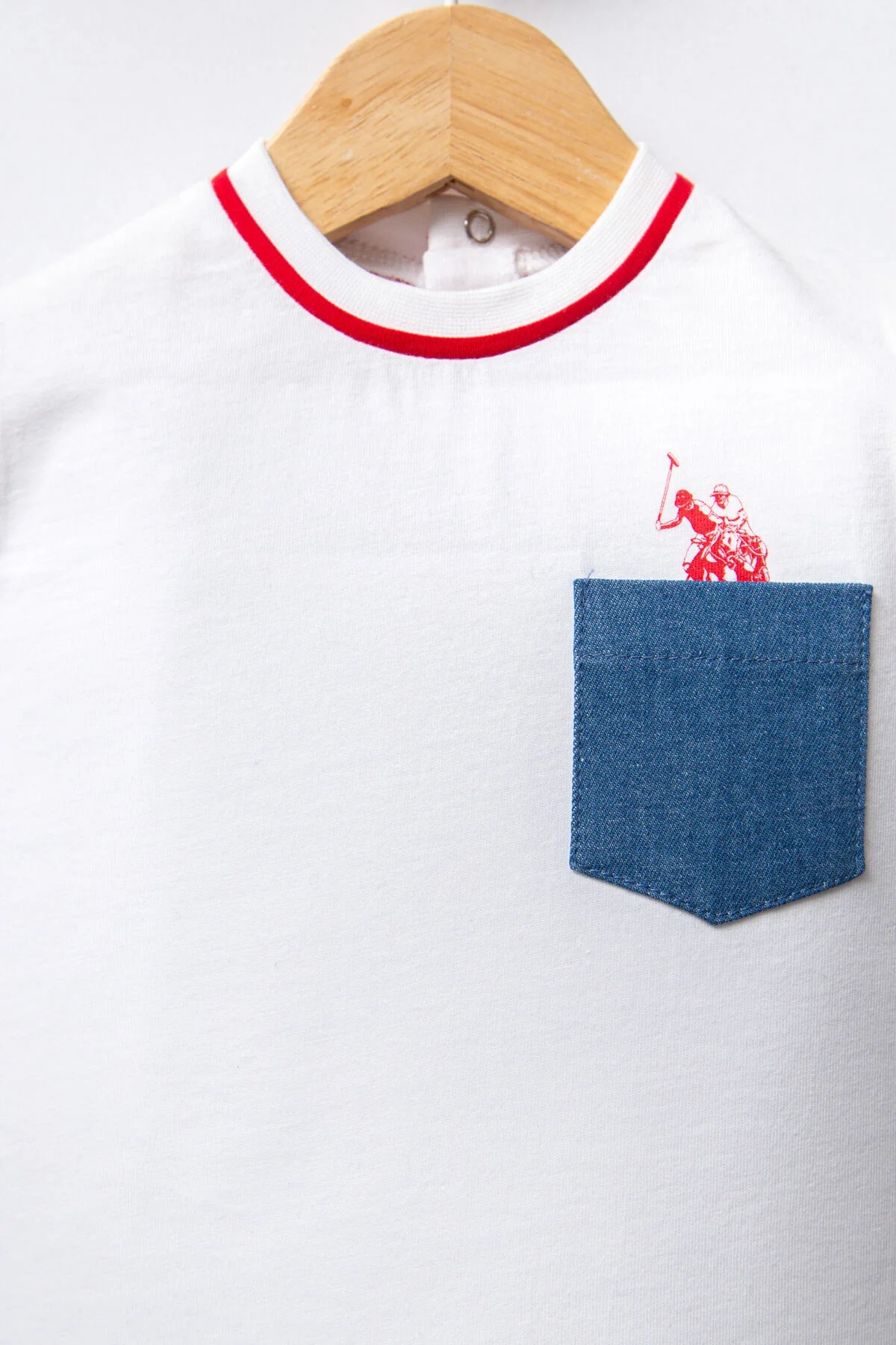Beyaz gömlek ve mavi kot şortlu U.S. Polo Assn bebek takım elbette, marka logosu ile detaylı ürün görseli