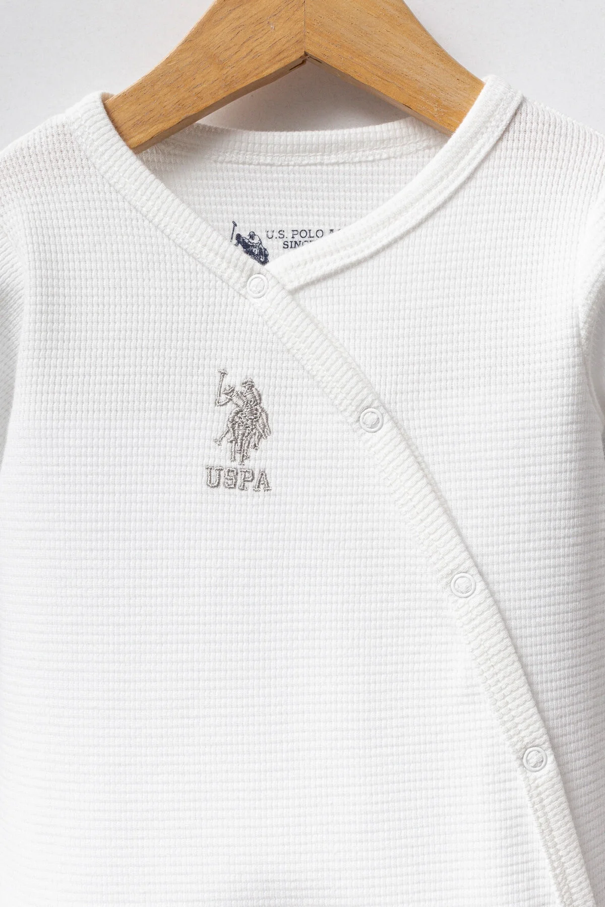 Beyaz U.S. Polo Assn bebek takım seti, yelek, pantolon ve şapka, bebek giyimleri, erkek bebek takımı, Arnetta markası