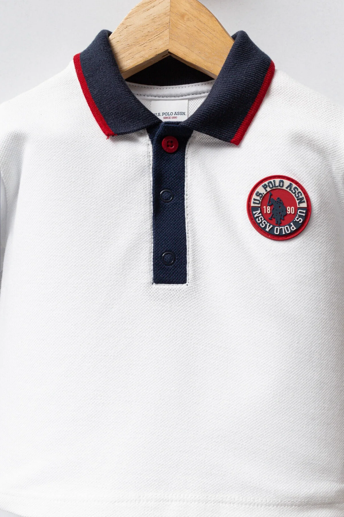 Beyaz ve mavi U.S. Polo Assn bebek takım elbise, uzun kollu polo üst ve pantolon, marka logosu ile çocuk giyim seti