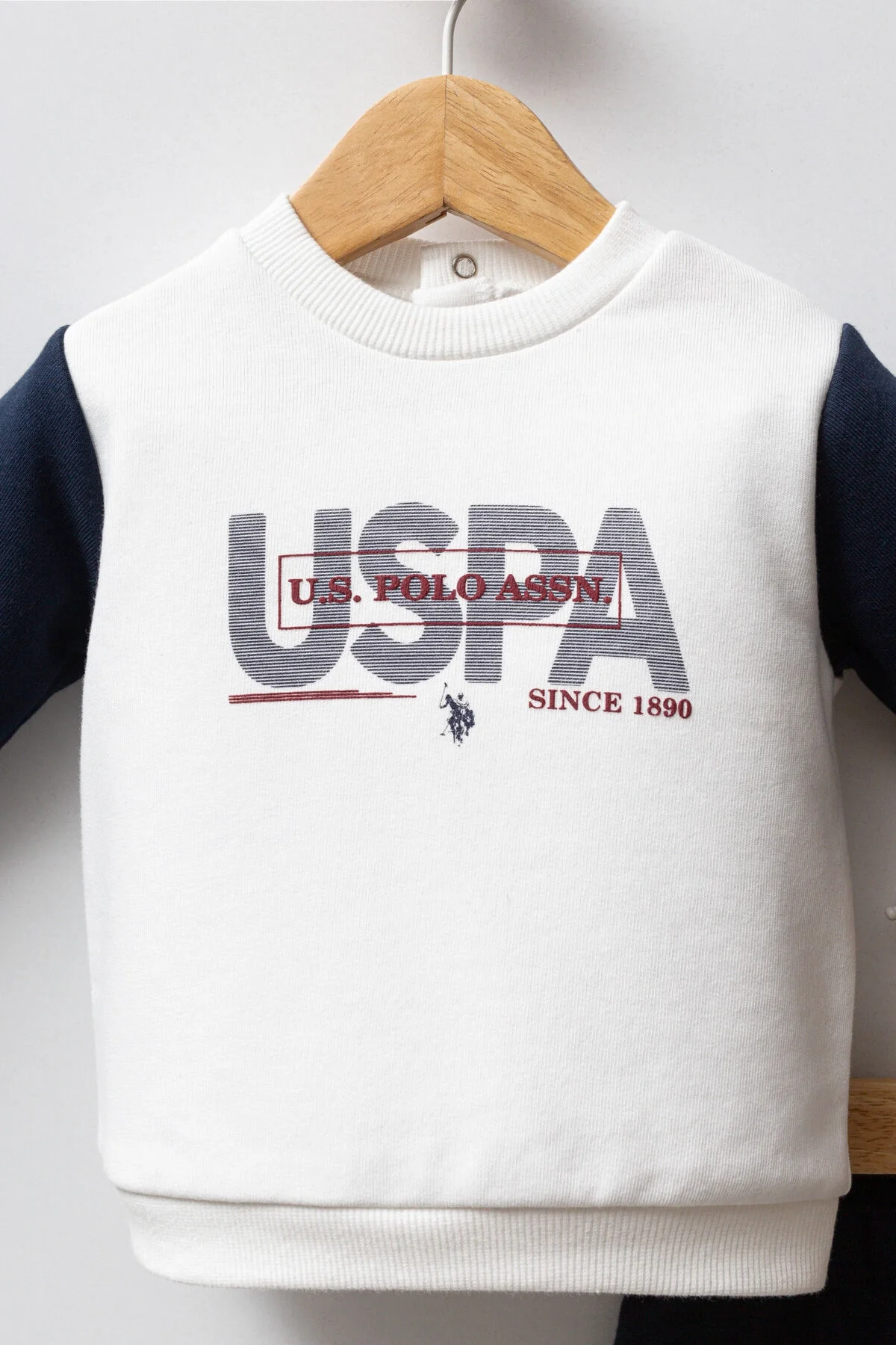 U.S. Polo Assn Erkek Bebek Beyaz ve Mavi Takım, marka logosu ve 1890 yazısı, bebek giyim seti