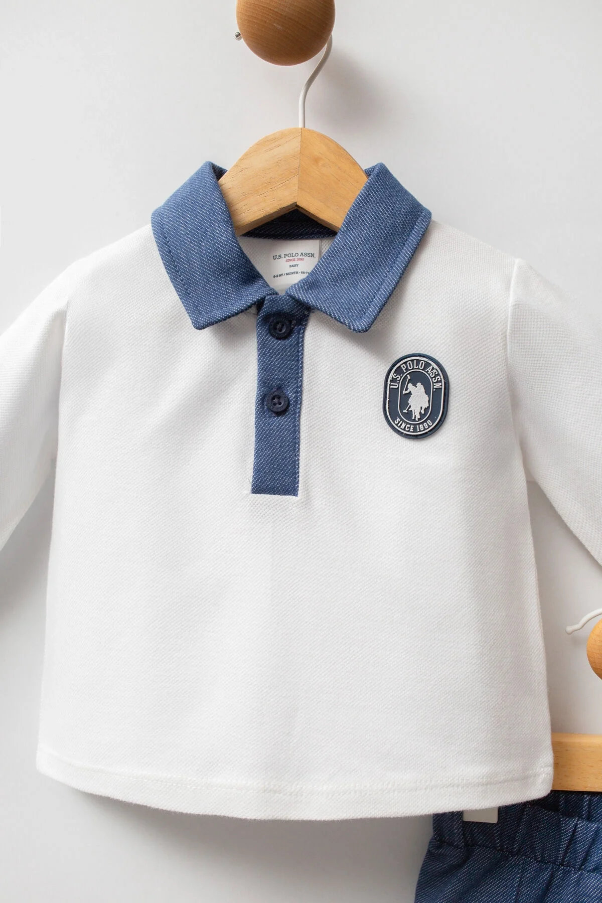 Beyaz uzun kollu polo ve mavi pantolonlu U.S. Polo Assn bebek takım elbise, Arnetta markası, bebek giyim kategorisinde