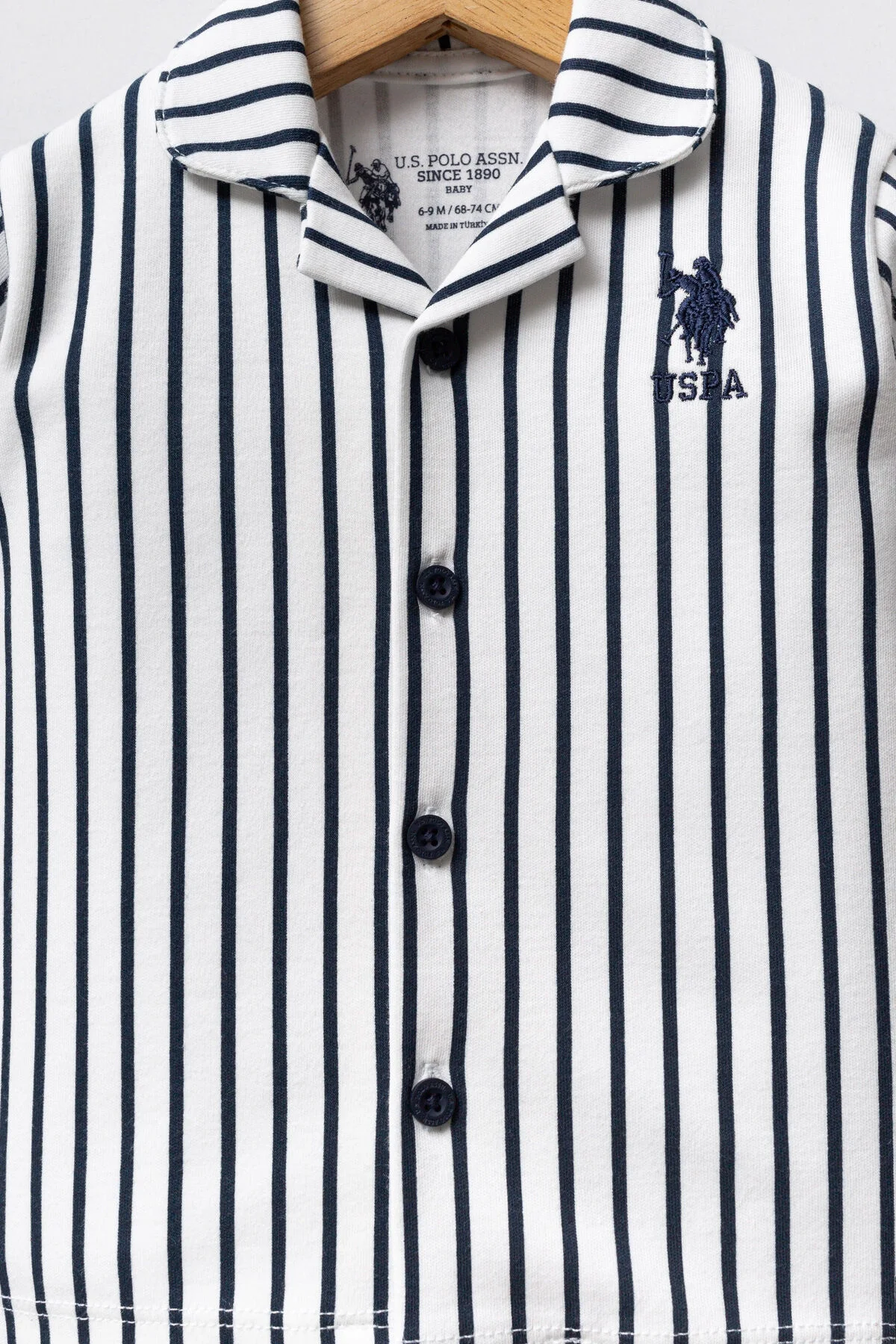 Beyaz ve siyah çizgili U.S. Polo Assn bebek takım elbise, uzun kollu ceket ve pantolon, marka logosu ile bebek giyim seti