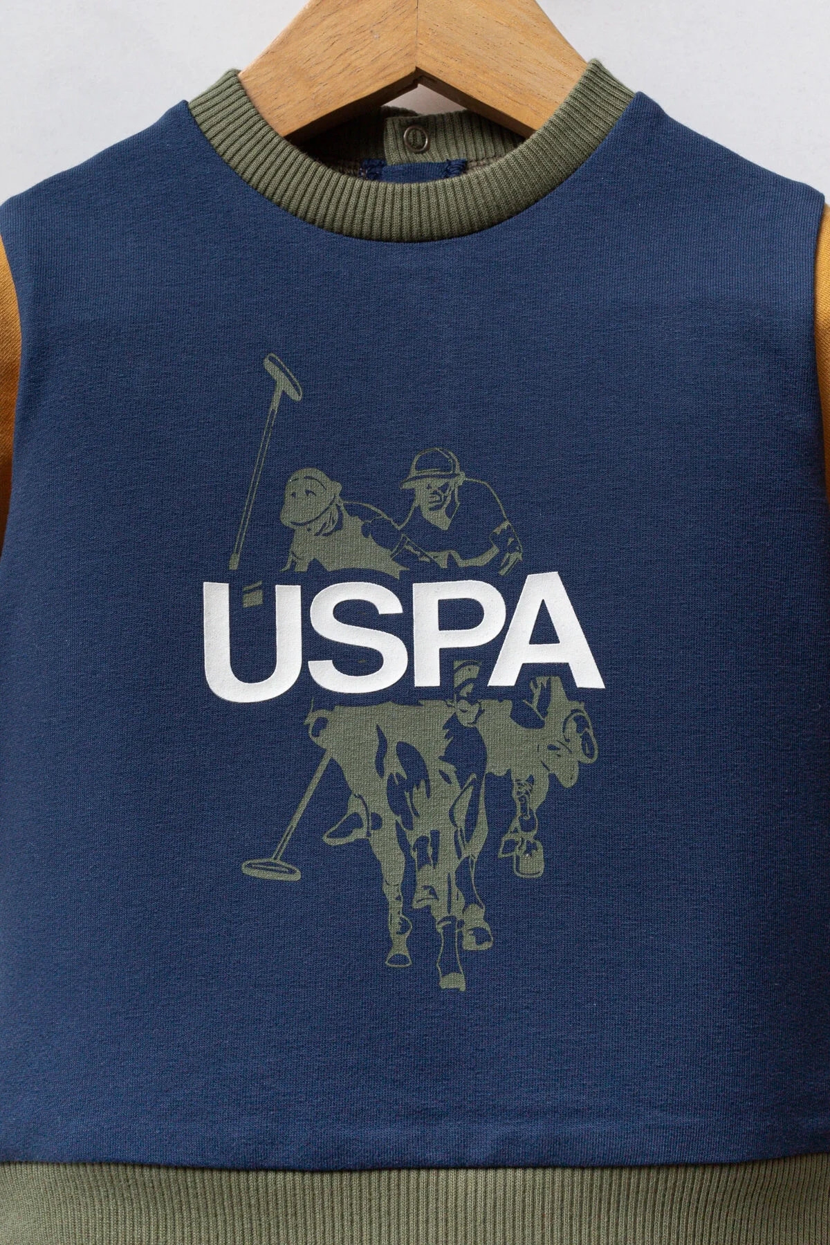 U.S. Polo Assn Erkek Bebek Haki Takım, koyu mavi ve kahverengi detaylı, marka logosu ile bebek giyim seti