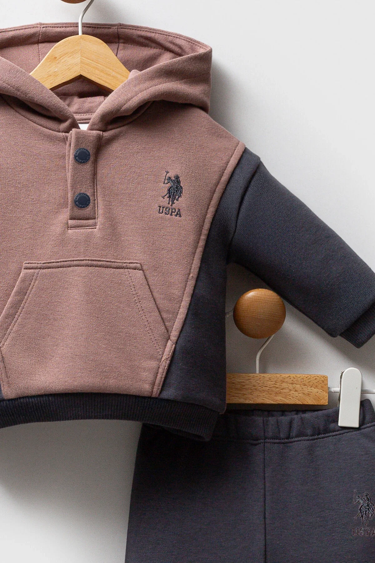Kahverengi ve gri iki tonlu U.S. Polo Assn bebek takım elbise, kapüşonlu üst ve pantolon, Arnetta markası