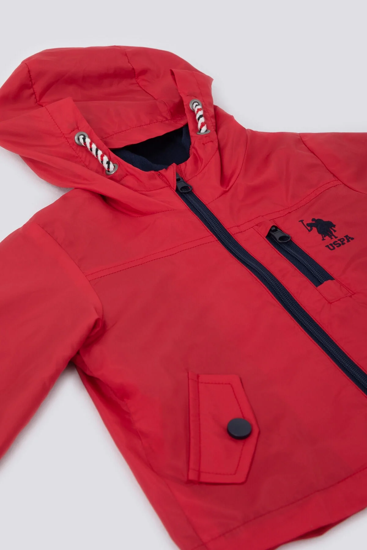 Kırmızı U.S. Polo Assn bebek montu, kapüşonlu, ön cebi ve marka logosu, kaban & mont kategorisinde erkek bebek giyim