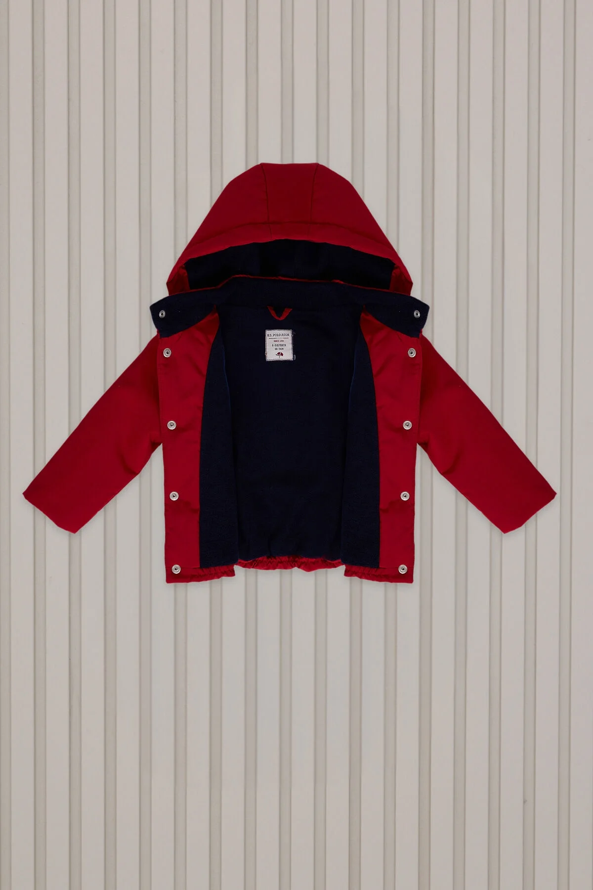 Kırmızı U.S. Polo Assn bebek kabanı, kapüşonlu, ön düğmeli, marka logosu, bebek giyim kabanı ürün fotoğrafı