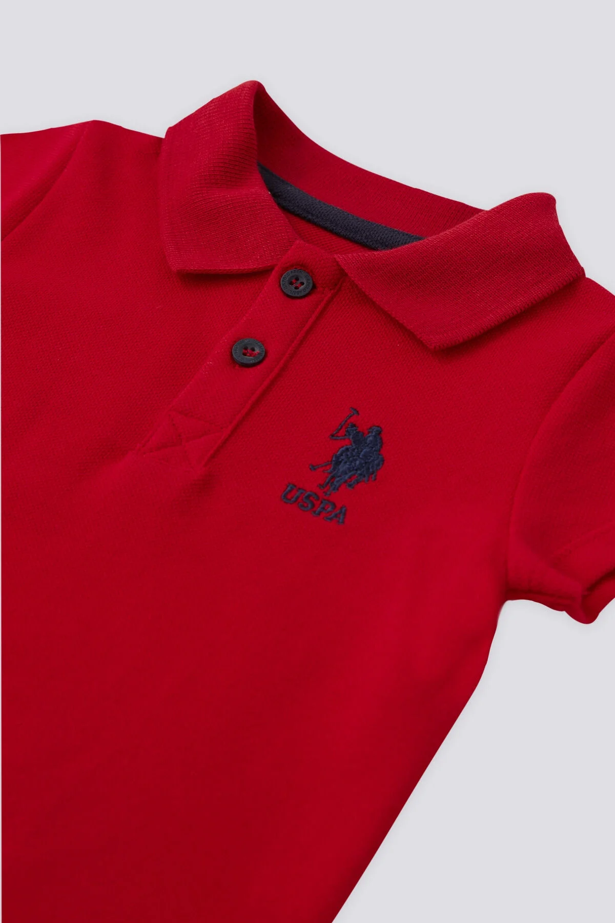Kırmızı U.S. Polo Assn erkek bebek takım elbise, kısa kollu polo üst ve siyah çoraplı pantolon, marka logosu ile bebek giyim seti