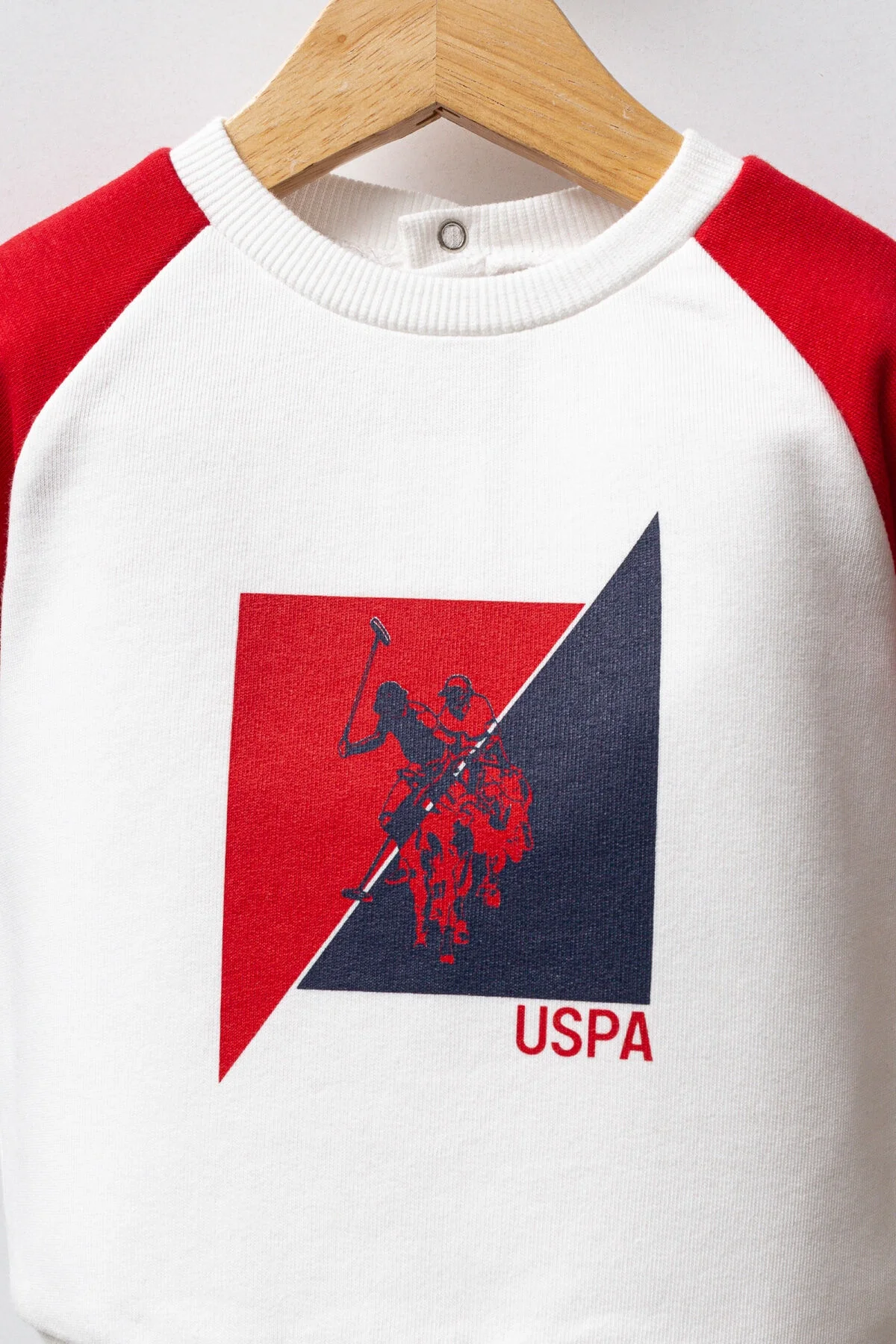 Kırmızı ve beyaz desenli U.S. Polo Assn bebek takım elbise, erkek bebek giyim seti, marka logosu ile detaylı ürün