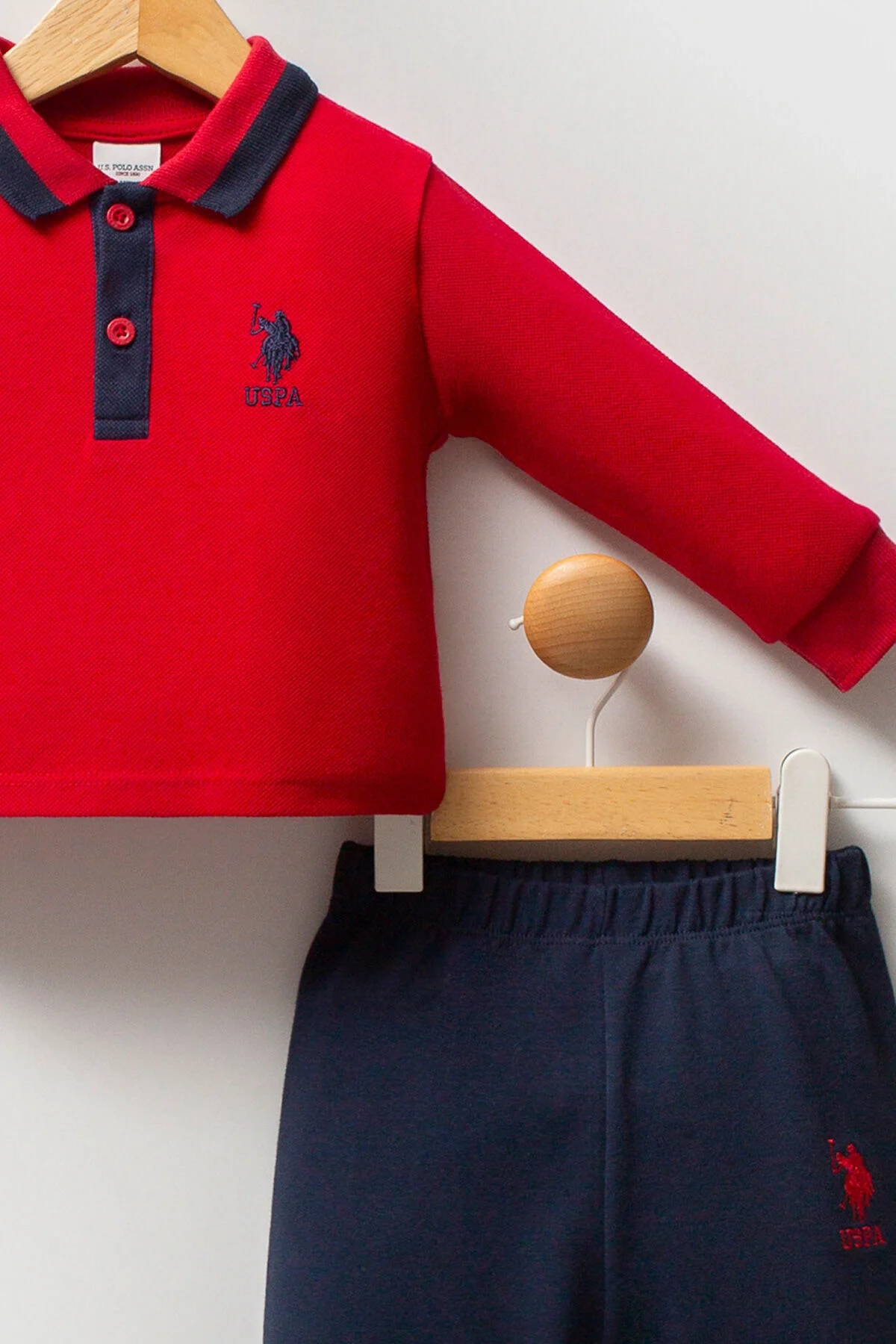 Kırmızı U.S. Polo Assn bebek takım elbise, uzun kollu polo gömlek ve mavi pantolon, marka logosu ile bebek giyim seti